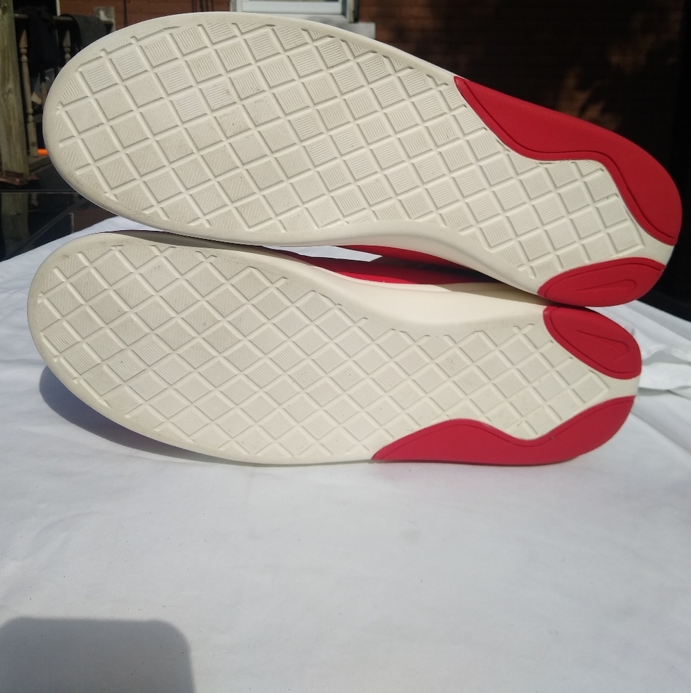 Nike - Picture 3 of 7